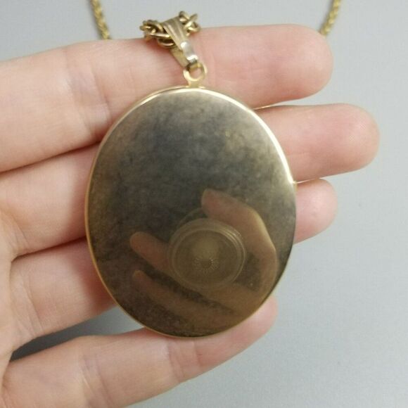 Vintage Sarah Coventry Large Oval Photo Locket Necklace, Gold Tone Scroll Design - Picture 3 of 9